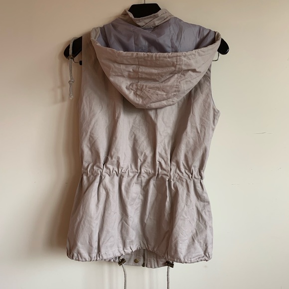 Taupe hooded vest with White basic quarter sleeve - Picture 6 of 8
